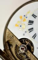 XIX, sz. vége. Különleges rugós szerkezetű ezüst 8 napos zsebóra, festett porcelán számlappal, előre...