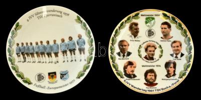 Két német football bajnokság porcelán tányér. Az egyiken az 1954-es és 1974-es világbajnok német csapat tagjai. Egyiken lepattanás / German football chinaware plates. d: 20 cm