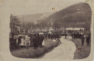 1907 Dernő, Drnava; utcakép a falubeliekkel, felső iskola a háttérben. Eredeti fotó felvétel / street view with the villagers, school in the background. Original photo! (EK)