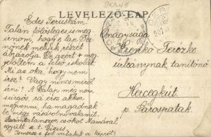 1907 Dernő, Drnava; utcakép a falubeliekkel, felső iskola a háttérben. Eredeti fotó felvétel / stree...