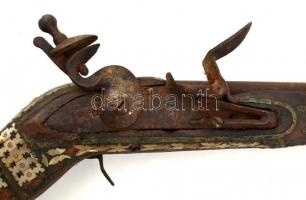 XVIII-XIX. századi muskéta, Gyöngyház berakással, megviselt állapotan  / Vintage waffle in bad condi...