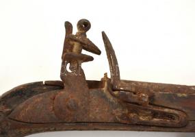 XVIII-XIX. századi fegyver, Gyöngyház berakással, megviselt állapotban, hiányos  / Vintage waffle in...