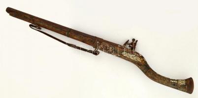 XVIII-XIX. századi fegyver, Gyöngyház berakással, megviselt állapotban, hiányos  / Vintage waffle in...