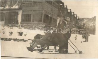 1931 Brassópojána, Schulerau, Poiana Brasov; síelő hölgy szánkózó családdal télen / Skiing lady with sledding family, M. Dumitrescu photo (vágott / cut)