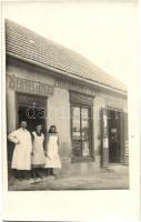 Albertirsa, Holánszki Pál hentes és fűszer üzlete, tulaj és dolgozók az üzlet előtt. photo