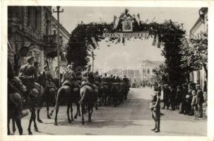 1940 Dés, Dej; bevonulás, díszkapu / entry of the Hungarian troops, decorated gate, Dés visszatért So. Stpl. (EK)