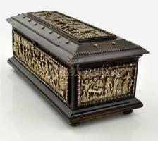 Gazdagon díszített fém domborműves fa doboz, bársony belsővel. A fa doboz oldalán és tetején lévő fé...