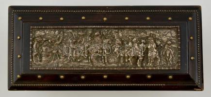 Gazdagon díszített fém domborműves fa doboz, bársony belsővel. A fa doboz oldalán és tetején lévő fé...