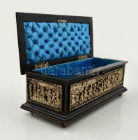 Gazdagon díszített fém domborműves fa doboz, bársony belsővel. A fa doboz oldalán és tetején lévő fé...