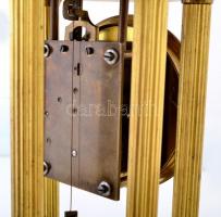 XIX. sz. vége: Nagyméretű 400 napos álló óra. Torziós ingás szerkezettel. Üveg búra alatt. Felhúzóku...