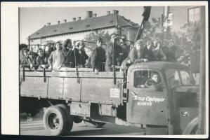 1956 Szolnok, Martfű forradalmárok teherautón 18x12 cm