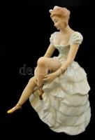 Wallendorf cipőjét igazító primadonna, kézzel festett, jelzett, hibátlan, m:21 cm, 20×18 cm/ Wallend...