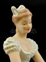 Wallendorf cipőjét igazító primadonna, kézzel festett, jelzett, hibátlan, m:21 cm, 20×18 cm/ Wallend...