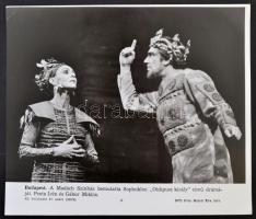 1970 Psota Irén és Gábor Miklós az Oidipusz király című drámában, MTI Fotó, feliratozva, 21x24,5 cm