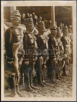 1934 Koronaőrök Horthy Miklós kormányzásának 15. évfordulós ünnepségén. Francia sajtófotó / Hungarian Crown guards on Horthy anniversary. 12x16 cm