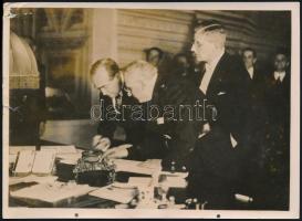 1934 Gömbös Gyula a magyar-olasz-osztrák szerződés aláírásán Sajtófotó  / Signing of the Hungarian-Italian. Austrian treaty 12x16 cm