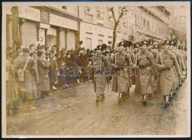 1939 Magyar tábori csendőrők bevonulása egy kárpátaljai városba / Hungarian gendarmes marching in to a Subcarpathian city. French press photo 18x16 cm