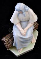 Zsolnay rőzsén ülő asszony (Sinkó András), kézzel festett, jelzett, hibátlan, m:26 cm, h:25 cm
