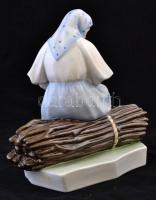 Zsolnay rőzsén ülő asszony (Sinkó András), kézzel festett, jelzett, hibátlan, m:26 cm, h:25 cm
