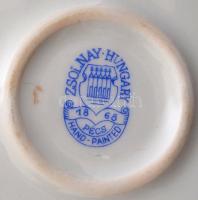 Zsolnay rőzsén ülő asszony (Sinkó András), kézzel festett, jelzett, hibátlan, m:26 cm, h:25 cm