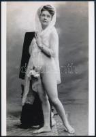cca 1910 Régi képek, szép emlékek, 2 db szolidan erotikus fénykép, vintage negatívokról készült mai nagyítások, 25x18 cm és 18x25 cm / 2 erotic photos