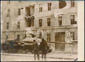 1956 Budapest, a szétlőtt Kilián laktanya. Francia sajtófotó / Photo from the 1956 revolution. Revolutioners in front of a destroyed barracks. French press photo 18x12 cm