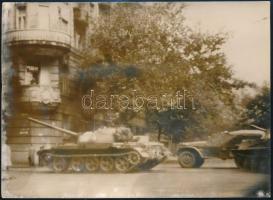 1956 Budapest, szovjet tank az utcán. Francia sajtófotó / Photo from the 1956 revolution. French press photo 18x12 cm
