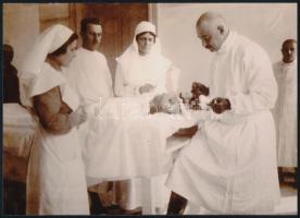 cca 1916 Koponyaműtét a marosvásárhelyi katonai kórházban, vintage felvételről készült mai nagyítás, 13x18 cm