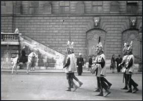 cca 1935 Budapest, palotaőrség, 3 db vintage negatívról készült mai nagyítás, 18x13 cm és 18x25 cm