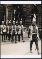 cca 1935 Budapest, palotaőrség, 3 db vintage negatívról készült mai nagyítás, 18x13 cm és 18x25 cm