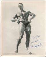 Hargitay Miklós (1926-2006) testépítő, színész, Mariska Hargitay édesapja, aláírása őt ábrázoló fotón, 25,5x20,5 cm / autograph signature of Mickey Hargitay (1926-2006) bodybuilder, actor