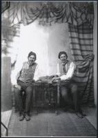 cca 1910 Gráf Rudolf fényképész trükkfotói önmagáról (felezett képmező, két expozíció), 3 db vintage...