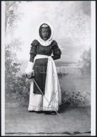 cca 1910 Eger, tőrvívó Gráf Rudolf műtermében, vintage negatívról készült mai nagyítás, 25x18 cm