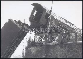 cca 1940 Vasúti baleset, vintage negatívról készült mai nagyítás, 18x25 cm