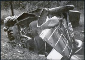 cca 1932 Karambolos autó az út szélén, vintage negatívról készült mai nagyítás, 18x25 cm