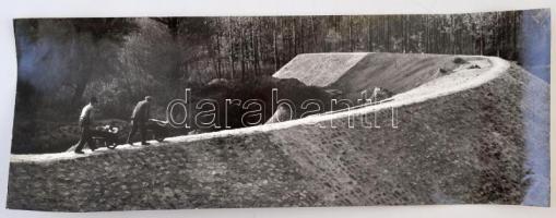 Vincze János (1922-1998): Gátépítők / Dike-building, fotó, hátulján feliratozva, pecséttel jelzett, 14,5×39 cm
