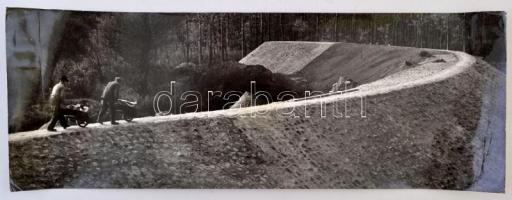 Vincze János (1922-1998): Gátépítők / Dike-building, fotó, hátulján feliratozva, pecséttel jelzett, 39,5×14 cm