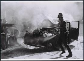 cca 1940 Budapest, kigyulladt automobil, 5 db vintage negatívról készült mai nagyítás, 13x18 cm