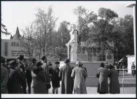 cca 1938 Budapest, robotember a nemzetközi vásáron, 3 db vintage negatívról készült mai nagyítás, 13...