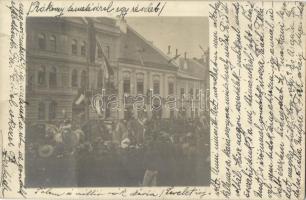 1906 Kassa, Kosice; II. Rákóczi Ferenc újratemetésének részlete, utcakép bandériumokkal / reburial ceremony of Rákóczi Ferenc - 2 db eredeti fotó képeslap / 2 original photo postcards