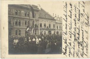 1906 Kassa, Kosice; II. Rákóczi Ferenc újratemetésének részlete, utcakép bandériumokkal / reburial c...