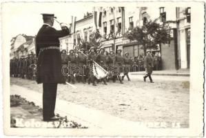 1940 Kolozsvár, Cluj; bevonulás, Horthy Miklós tiszteleg a felvonuló katonák előtt / entry of the Hungarian troops, Horthy saluting, photo (EK)