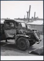 cca 1958 Karambolos teherautó, 4 db vintage negatívról készült mai nagyítás, 13x18 cm