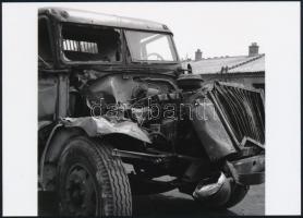 cca 1958 Karambolos teherautó, 4 db vintage negatívról készült mai nagyítás, 13x18 cm