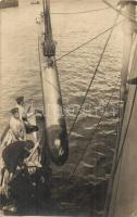 Osztrák-Magyar Haditengerészet, torpedó beemelése a K.u.K. haditengerészet csatahajójába / K.u.K. Kriegsmarine, mariners inserting a torpedo, photo (EK)
