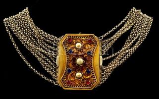 cca 1850 ezüst (Ag.) biedermeier nyakdísz aranyozott filigrán közép résszel, csiszolt kővekkel, jelzett (13 lat), mestejeggyel (Storr), középrész: 5,5×4 cm, h:33 cm, bruttó: 98 g / Biedermeier silver necklace, with gems, with hallmark