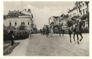 1940 Kolozsvár, Cluj; bevonulás, Horthy Miklós tiszteleg / entry of the Hungarian troops, Horthy saluting, So. Stpl