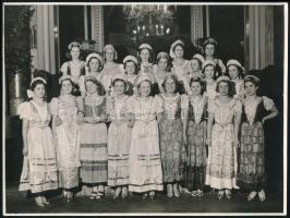 cca 1935 Báli ruhák divatja Budapesten, az 1930-as években, 4 db vintage fotó, 11,5x17 cm és 17,5x23...