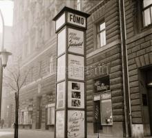 1969 Budapest, a Fővárosi Moziüzemi Vállalat hirdetőoszlopai, plakáthelyei, kirakatai, ahol az új fi...