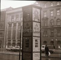 1969 Budapest, a Fővárosi Moziüzemi Vállalat hirdetőoszlopai, plakáthelyei, kirakatai, ahol az új fi...
